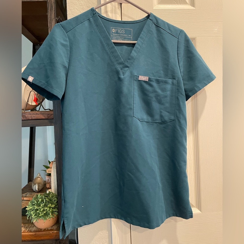 Figs technical collection dark green Catarina short sleeve V neck scrub top xs